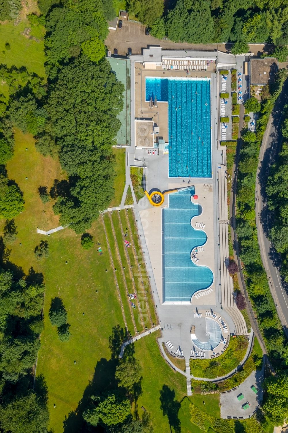 Witten from the bird's eye view: Swimming pool of the of Freibad Annen on Herdecker Str in Witten in the state North Rhine-Westphalia, Germany