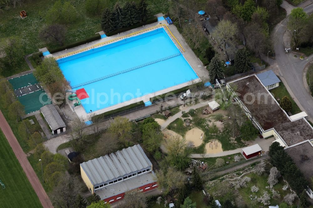 Aerial image Erfurt - Swimming pool of the Freibad Moebisburg in the district Moebisburg in Erfurt in the state Thuringia, Germany