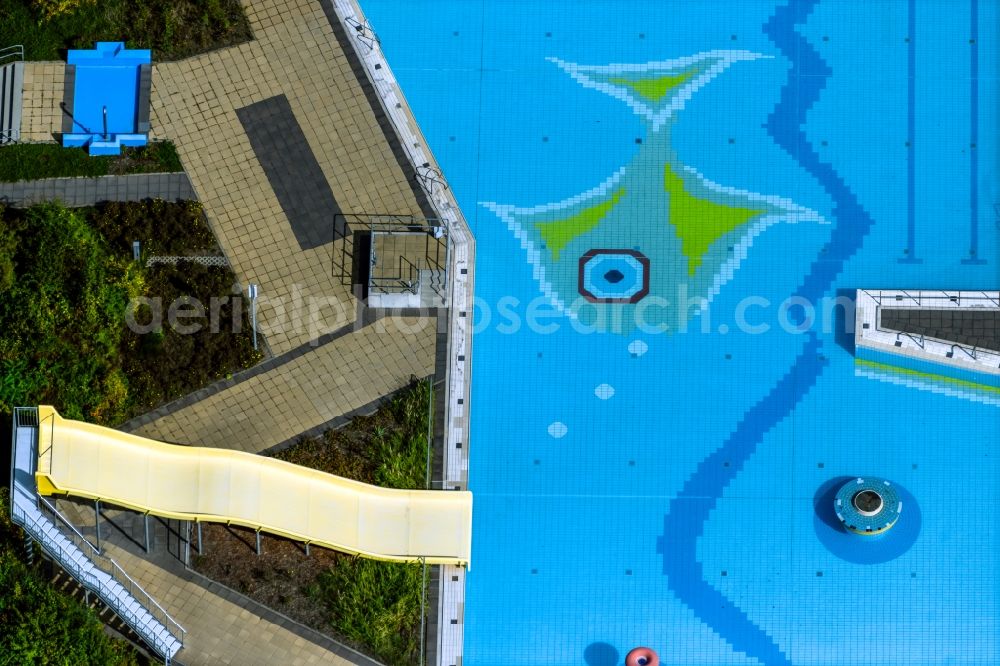 Leipzig from the bird's eye view: Swimming pool of the Freibad Schoenefeld on the Volbedingstrasse in the district Mockau in Leipzig in the state Saxony, Germany