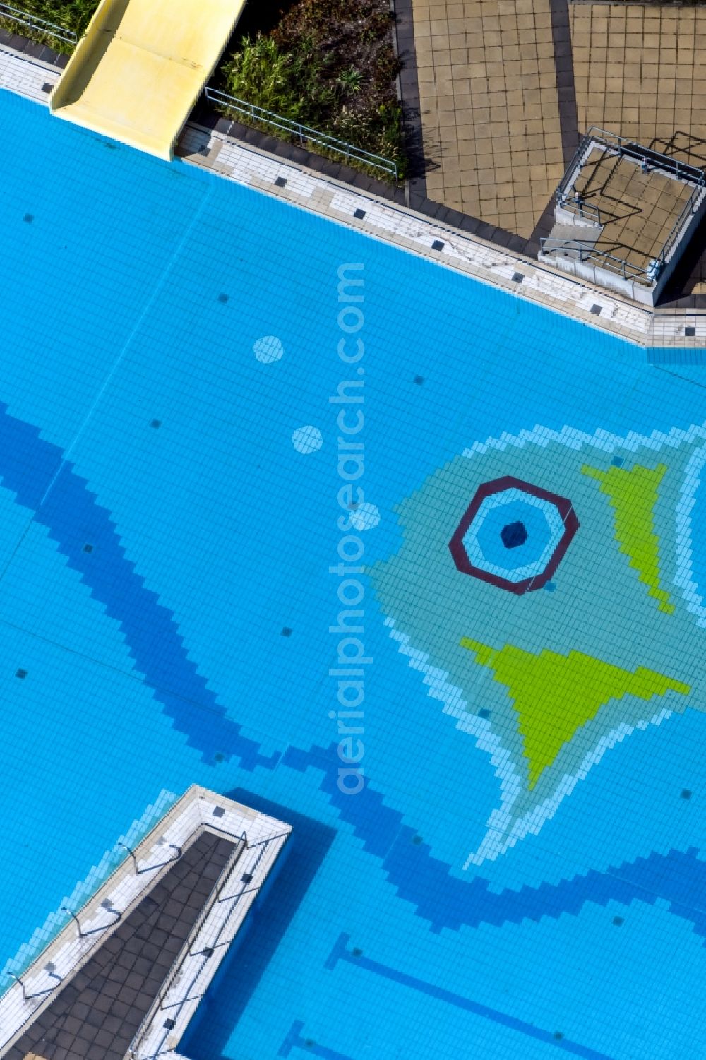 Leipzig from above - Swimming pool of the Freibad Schoenefeld on the Volbedingstrasse in the district Mockau in Leipzig in the state Saxony, Germany