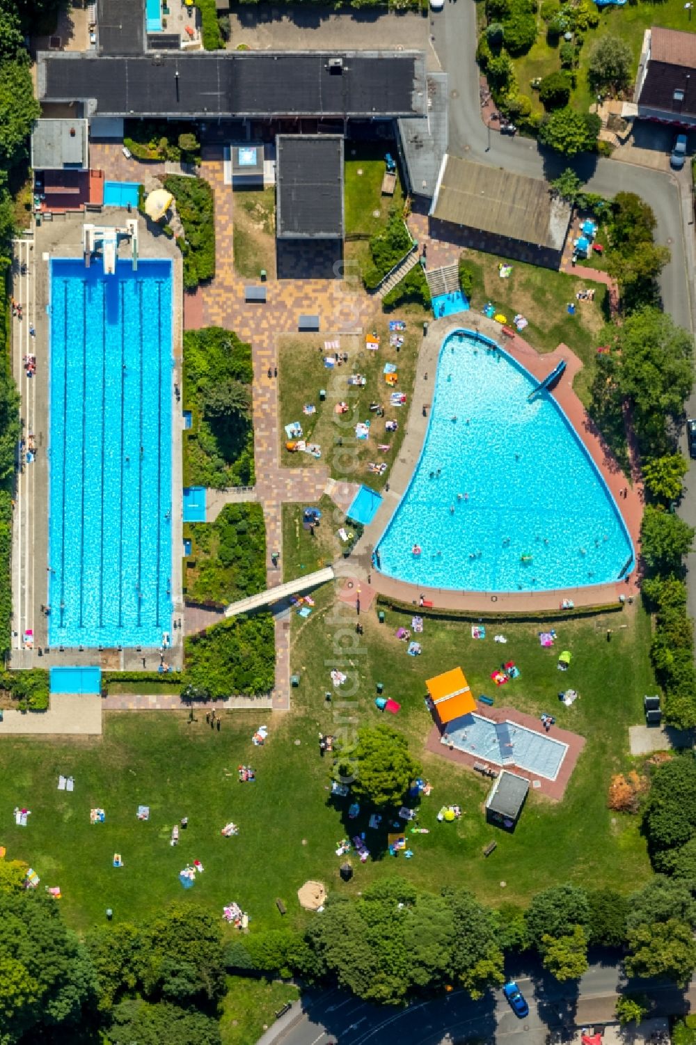 Aerial photograph Sprockhövel - Swimming pool of the Freibad Sprockhoevel on Bleichwiese in the district Osterhoefgen in Sprockhoevel in the state North Rhine-Westphalia, Germany