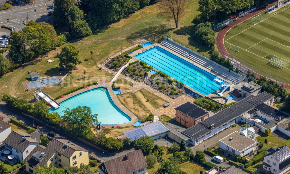 Sprockhövel from the bird's eye view: Swimming pool of the Freibad Sprockhoevel on Bleichwiese in the district Osterhoefgen in Sprockhoevel in the state North Rhine-Westphalia, Germany