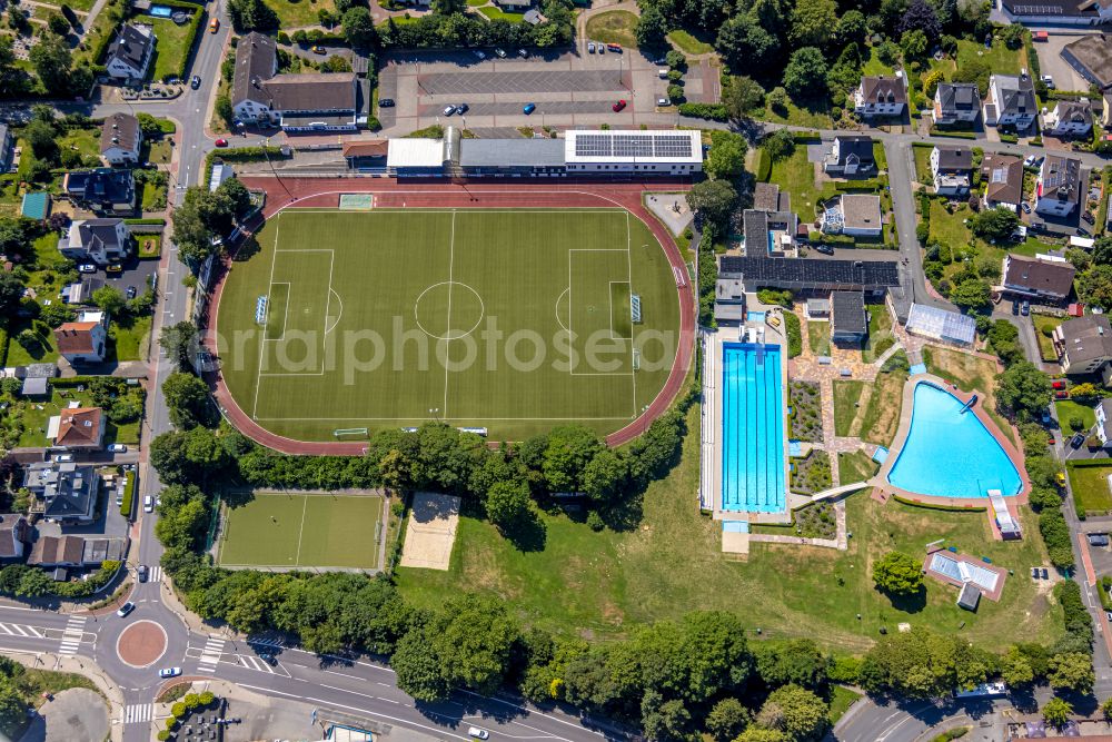 Aerial photograph Sprockhövel - Swimming pool of the Freibad Sprockhoevel on Bleichwiese in the district Osterhoefgen in Sprockhoevel in the state North Rhine-Westphalia, Germany