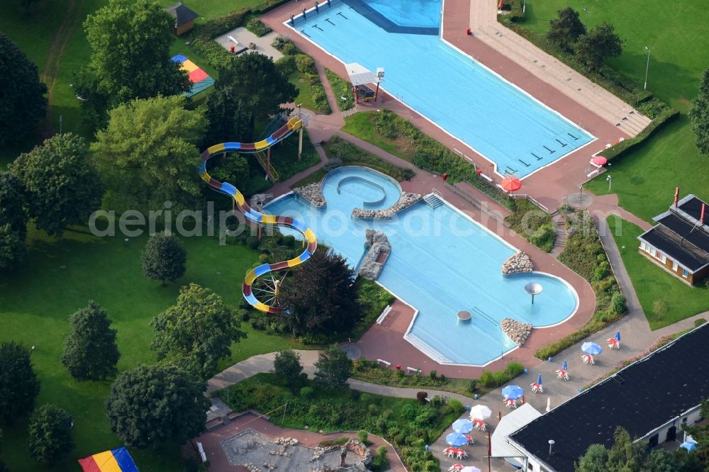 Aerial photograph Vallendar - Swimming pool of the Freizeitbad Vallendar on Sebastian-Kneipp-Strasse in Vallendar in the state Rhineland-Palatinate, Germany