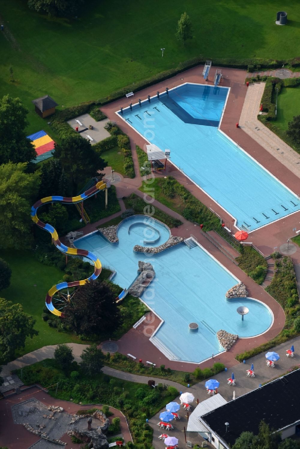 Vallendar from the bird's eye view: Swimming pool of the Freizeitbad Vallendar on Sebastian-Kneipp-Strasse in Vallendar in the state Rhineland-Palatinate, Germany