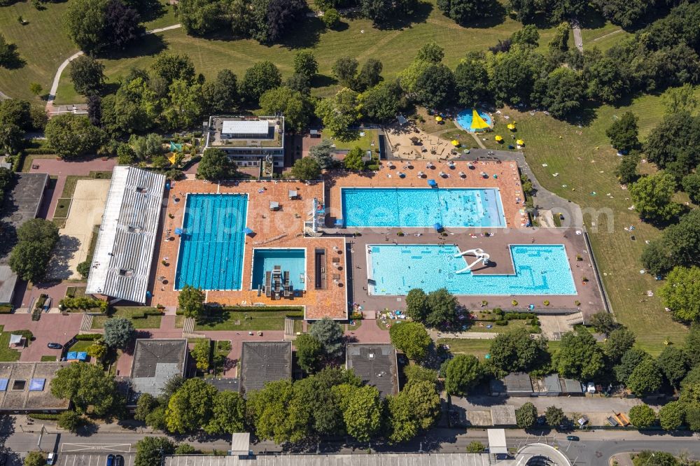 Aerial image Essen - Swimming pool of the Grugabad in Essen in the state North Rhine-Westphalia