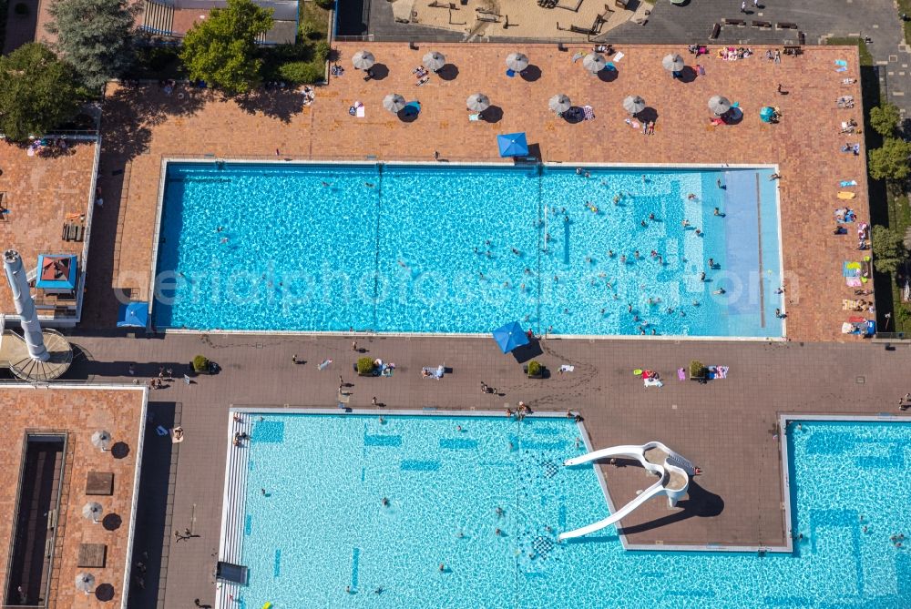 Aerial photograph Essen - Swimming pool of the Grugabad in Essen in the state North Rhine-Westphalia