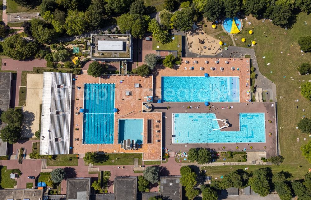 Essen from above - Swimming pool of the Grugabad in Essen in the state North Rhine-Westphalia