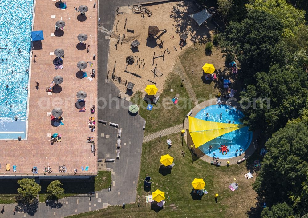 Essen from the bird's eye view: Swimming pool of the Grugabad in Essen in the state North Rhine-Westphalia