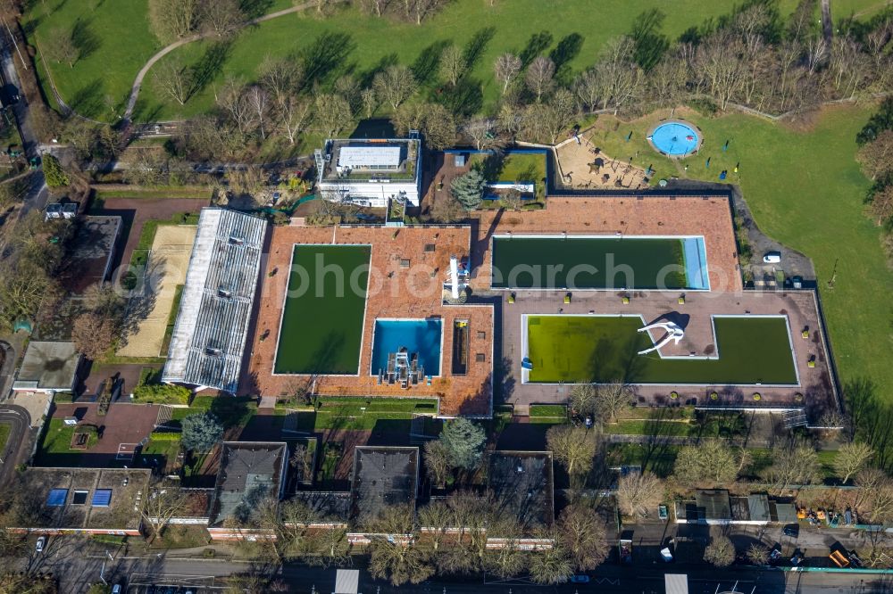 Essen from the bird's eye view: Swimming pool of the Grugabad in Essen in the state North Rhine-Westphalia