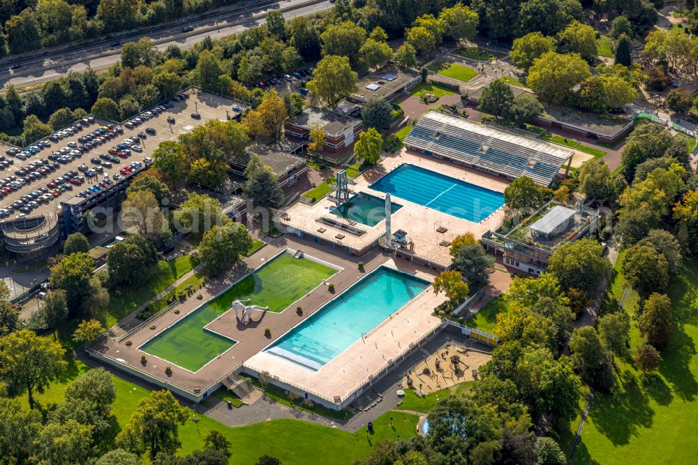 Aerial image Essen - Swimming pool of the Grugabad outdoor pool on Norbertstrasse in the Ruettenscheid district of Essen in the Ruhr area in the state of North Rhine-Westphalia