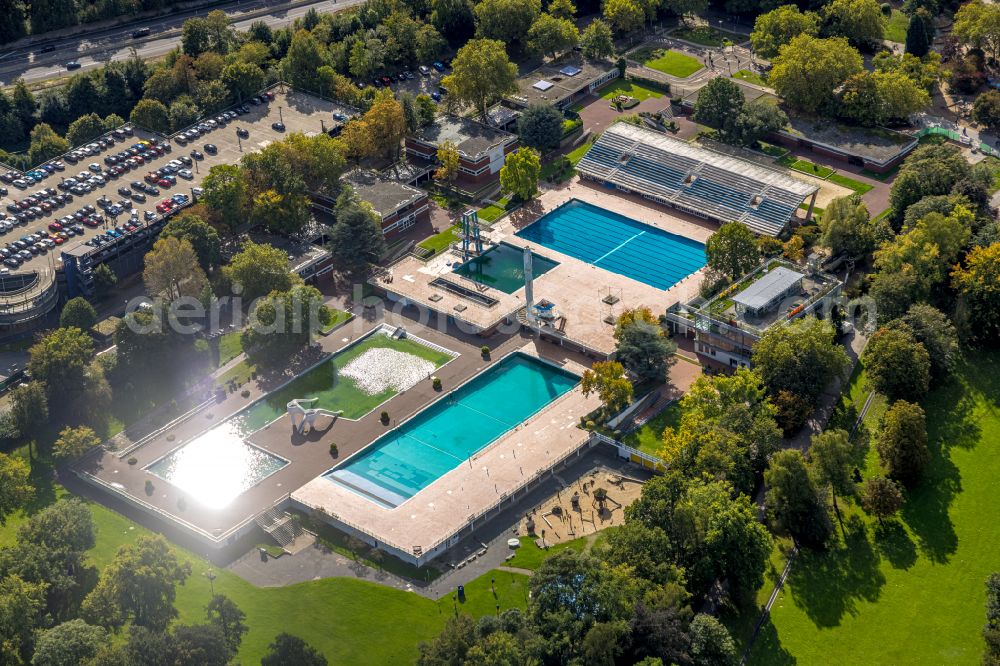 Essen from above - Swimming pool of the Grugabad outdoor pool on Norbertstrasse in the Ruettenscheid district of Essen in the Ruhr area in the state of North Rhine-Westphalia