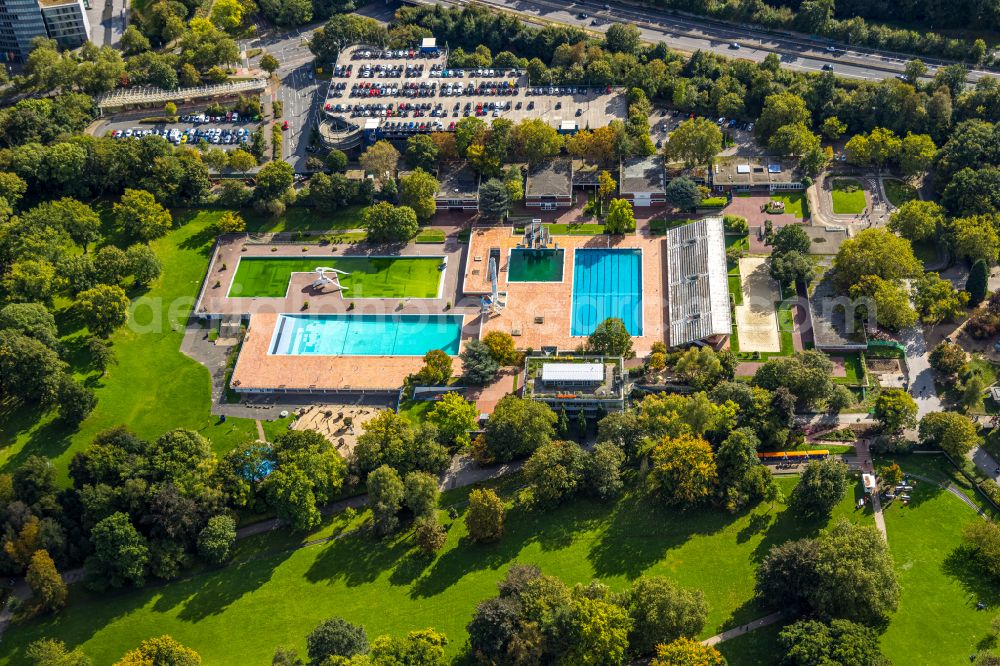 Aerial image Essen - Swimming pool of the Grugabad outdoor pool on Norbertstrasse in the Ruettenscheid district of Essen in the Ruhr area in the state of North Rhine-Westphalia