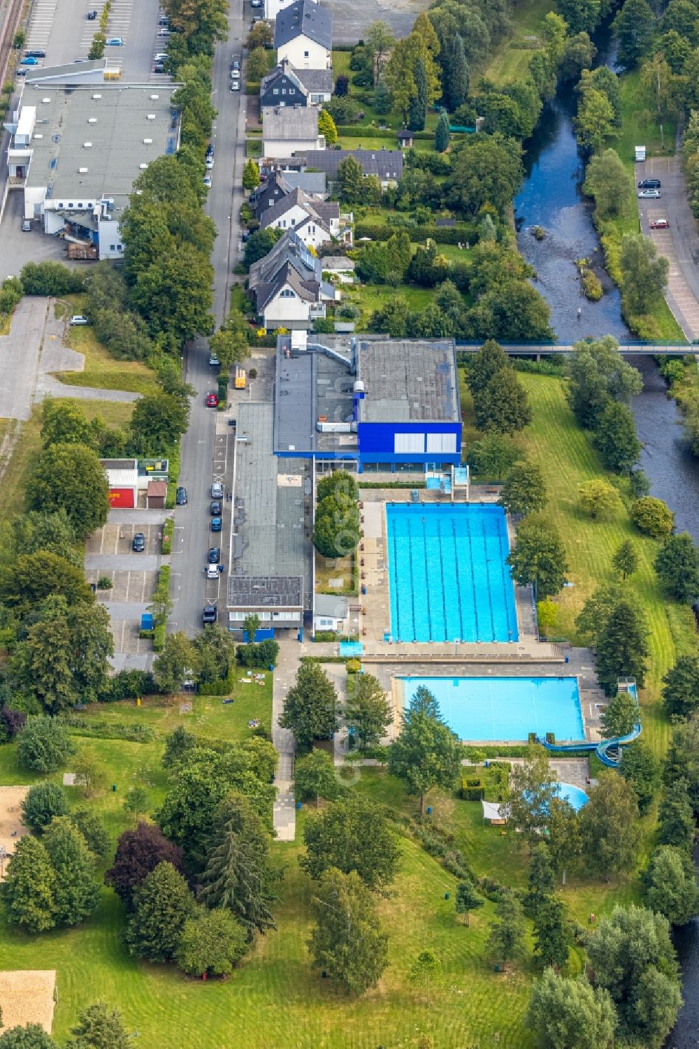 Meschede from the bird's eye view: Swimming pool of the Hallen- and Freibad Meschede in Meschede in the state North Rhine-Westphalia, Germany