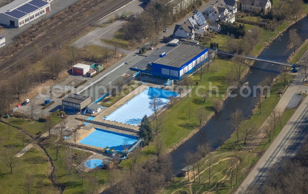 Meschede from the bird's eye view: Swimming pool of the Hallen- and Freibad Meschede in Meschede at Sauerland in the state North Rhine-Westphalia, Germany