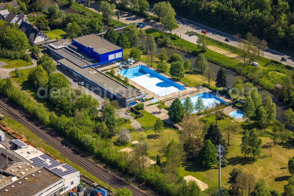 Meschede from the bird's eye view: Swimming pool of the Hallenbad and Freibad Meschede on Le-Puy-Strasse in Meschede in the state North Rhine-Westphalia, Germany