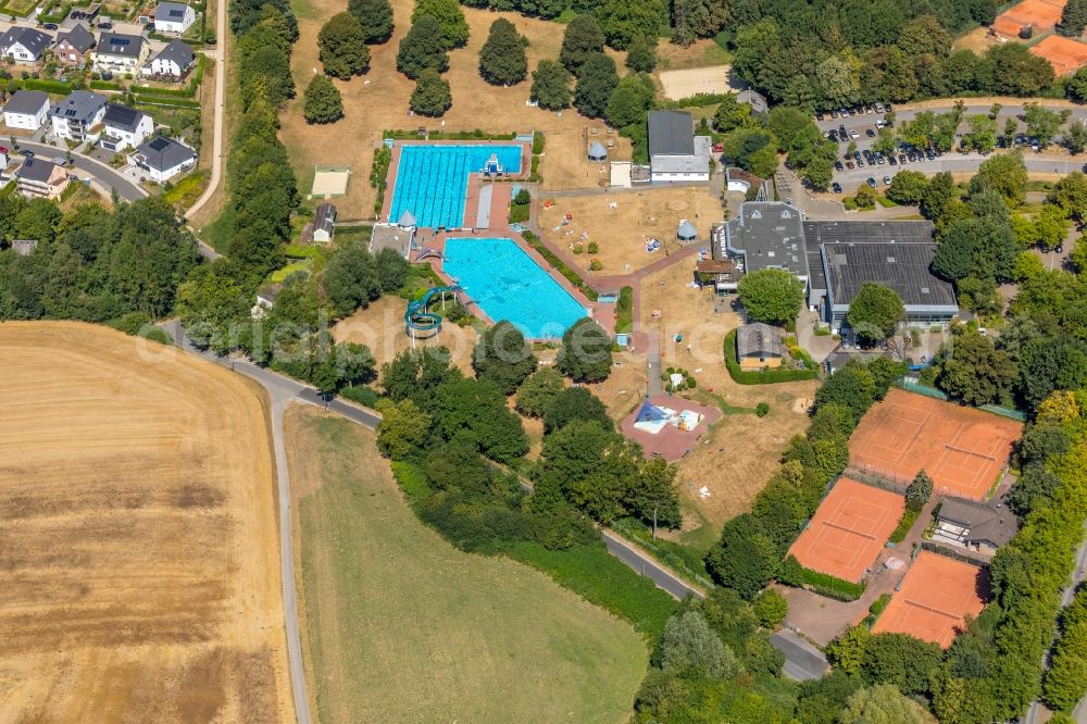 Aerial photograph Heiligenhaus - Swimming pool of the HeljensBad Selbecker in Heiligenhaus in the state North Rhine-Westphalia