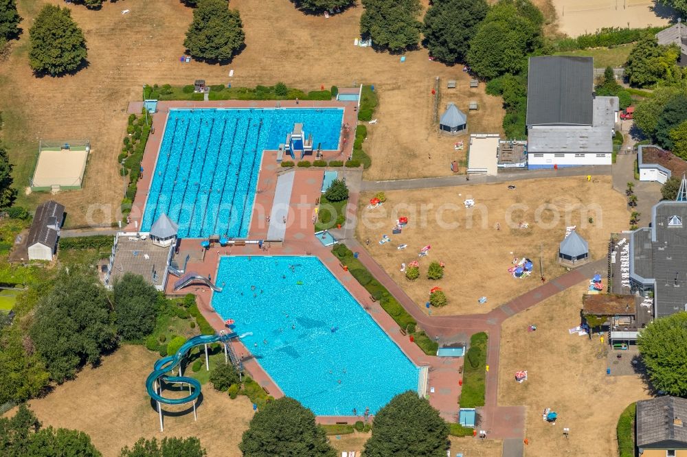 Heiligenhaus from above - Swimming pool of the HeljensBad Selbecker in Heiligenhaus in the state North Rhine-Westphalia