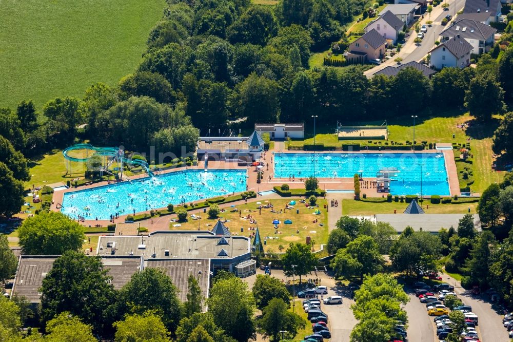 Aerial photograph Heiligenhaus - Swimming pool of the HeljensBad Selbecker in Heiligenhaus in the state North Rhine-Westphalia