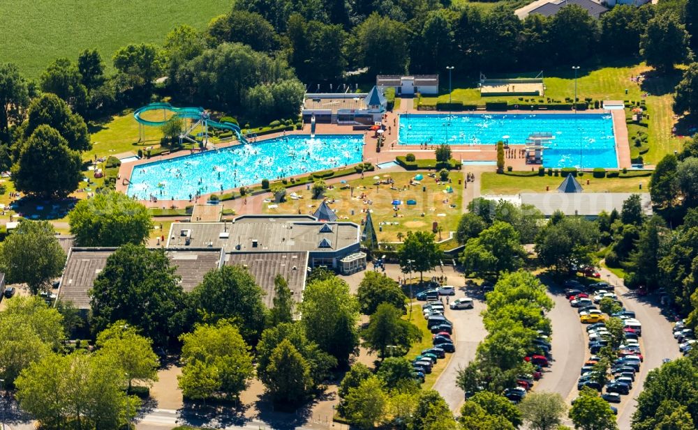 Heiligenhaus from above - Swimming pool of the HeljensBad Selbecker in Heiligenhaus in the state North Rhine-Westphalia