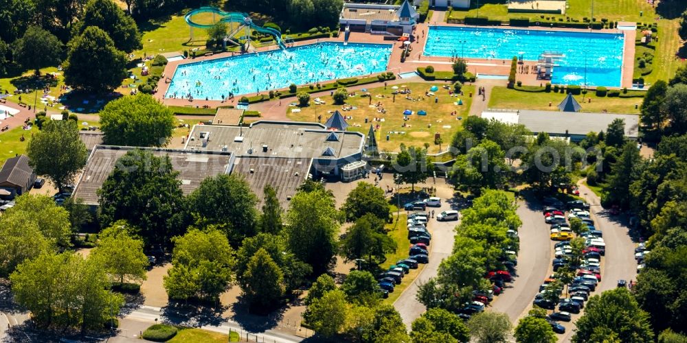 Heiligenhaus from the bird's eye view: Swimming pool of the HeljensBad Selbecker in Heiligenhaus in the state North Rhine-Westphalia