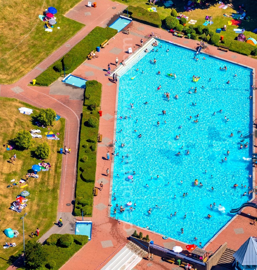 Aerial photograph Heiligenhaus - Swimming pool of the HeljensBad Selbecker in Heiligenhaus in the state North Rhine-Westphalia