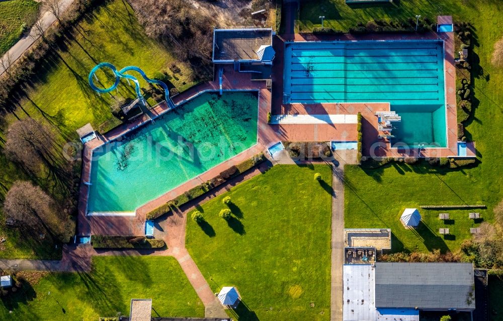 Aerial photograph Heiligenhaus - Swimming pool of the HeljensBad Selbecker in Heiligenhaus in the state North Rhine-Westphalia