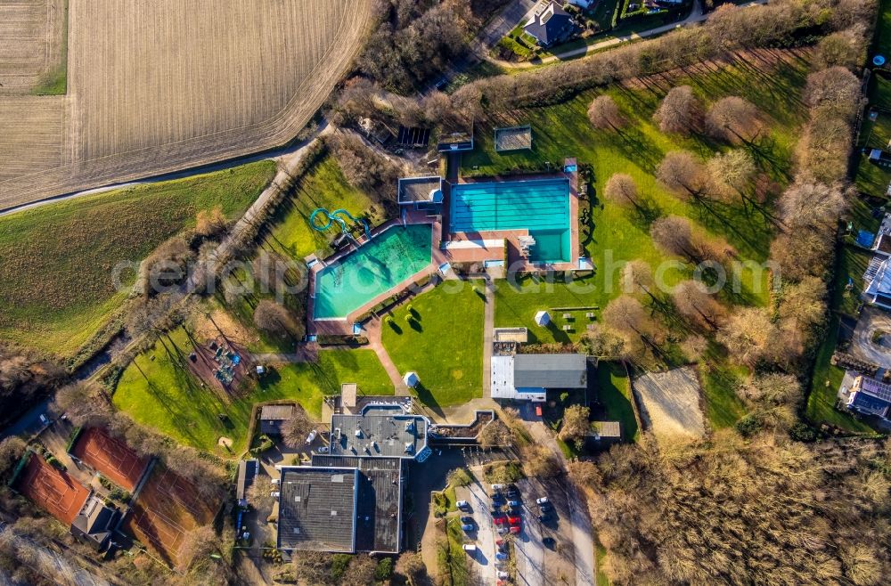 Heiligenhaus from above - Swimming pool of the HeljensBad Selbecker in Heiligenhaus in the state North Rhine-Westphalia