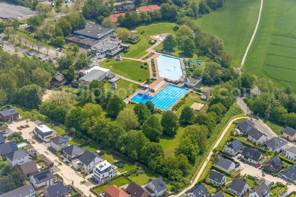 Heiligenhaus from above - Swimming pool of the HeljensBad Selbecker in Heiligenhaus at Ruhrgebiet in the state North Rhine-Westphalia