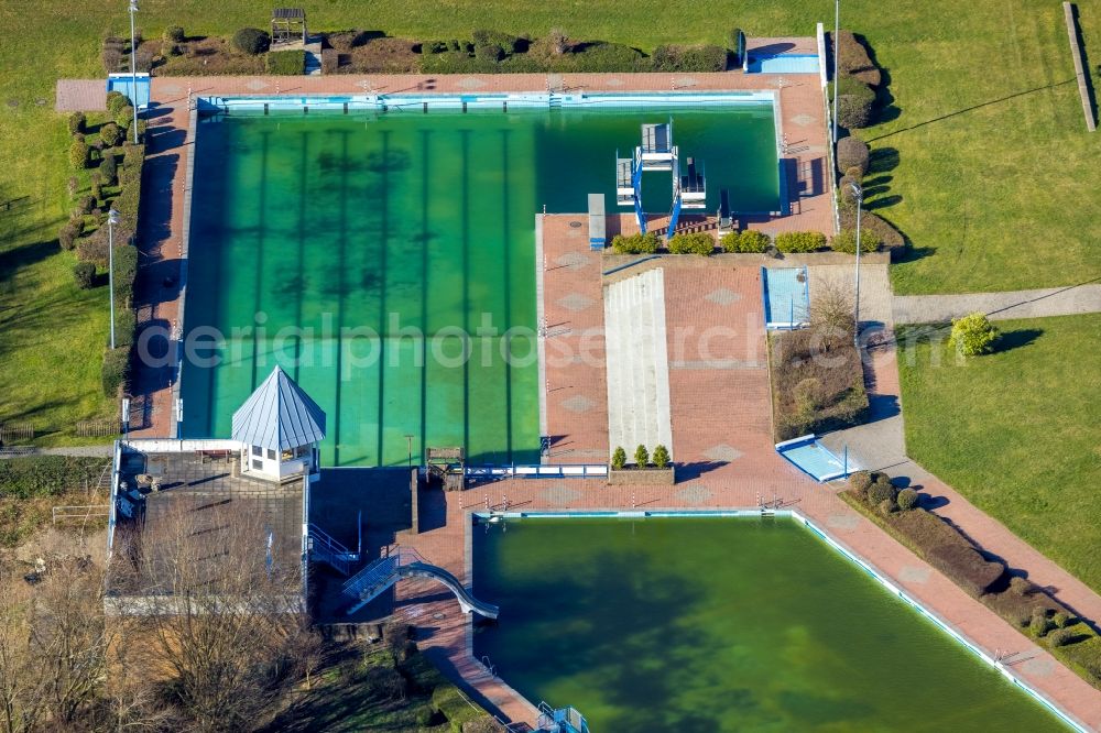 Heiligenhaus from above - Swimming pool of the HeljensBad Selbecker in Heiligenhaus in the state North Rhine-Westphalia