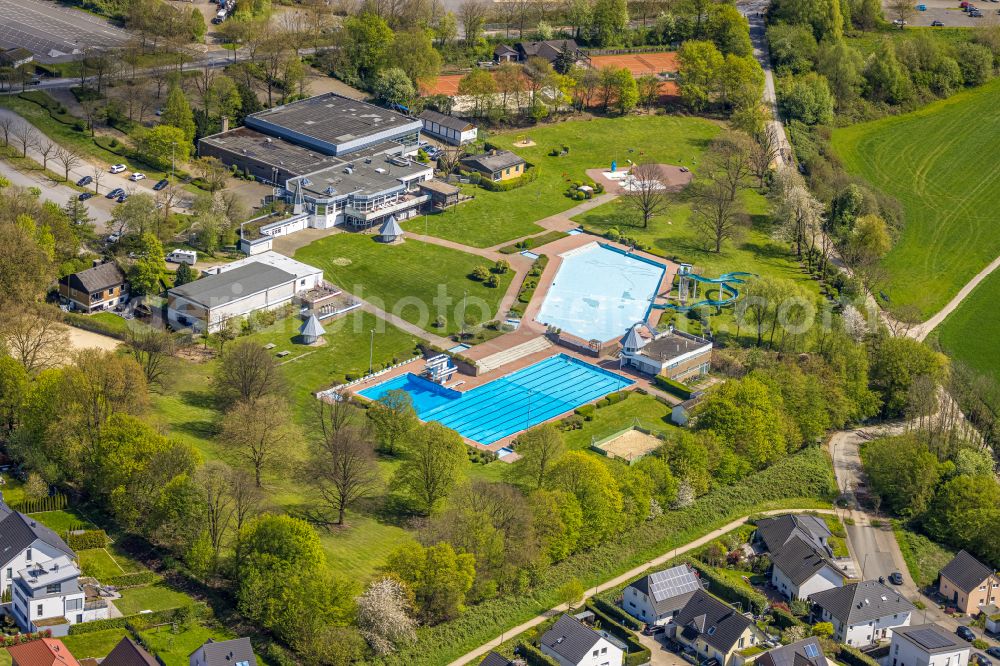 Aerial photograph Heiligenhaus - Swimming pool of the HeljensBad Selbecker in Heiligenhaus in the state North Rhine-Westphalia