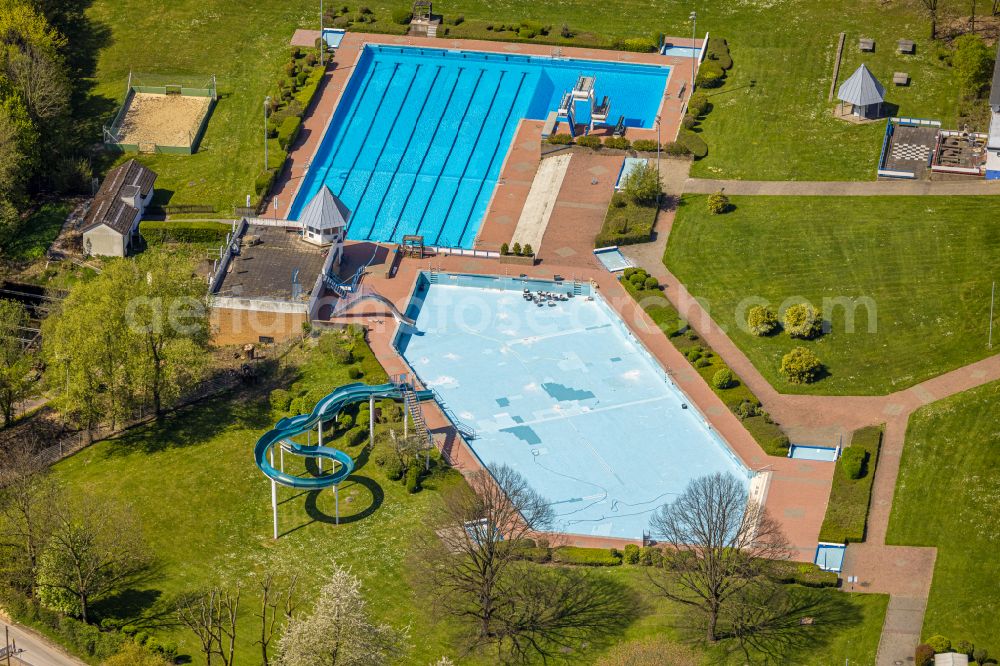 Heiligenhaus from the bird's eye view: Swimming pool of the HeljensBad Selbecker in Heiligenhaus in the state North Rhine-Westphalia