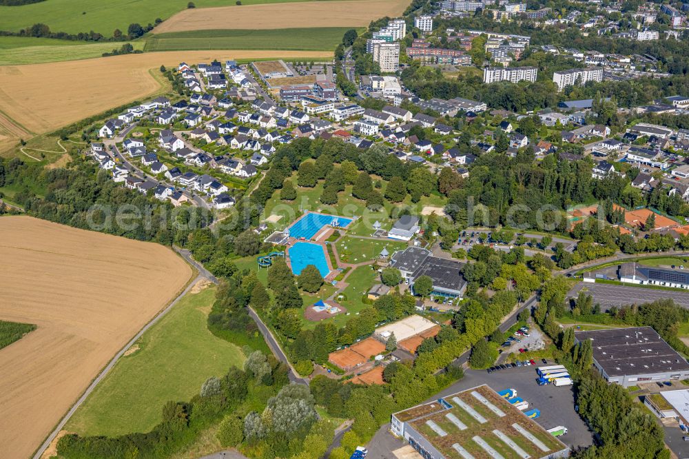 Aerial photograph Heiligenhaus - Swimming pool of the HeljensBad Selbecker in Heiligenhaus in the state North Rhine-Westphalia