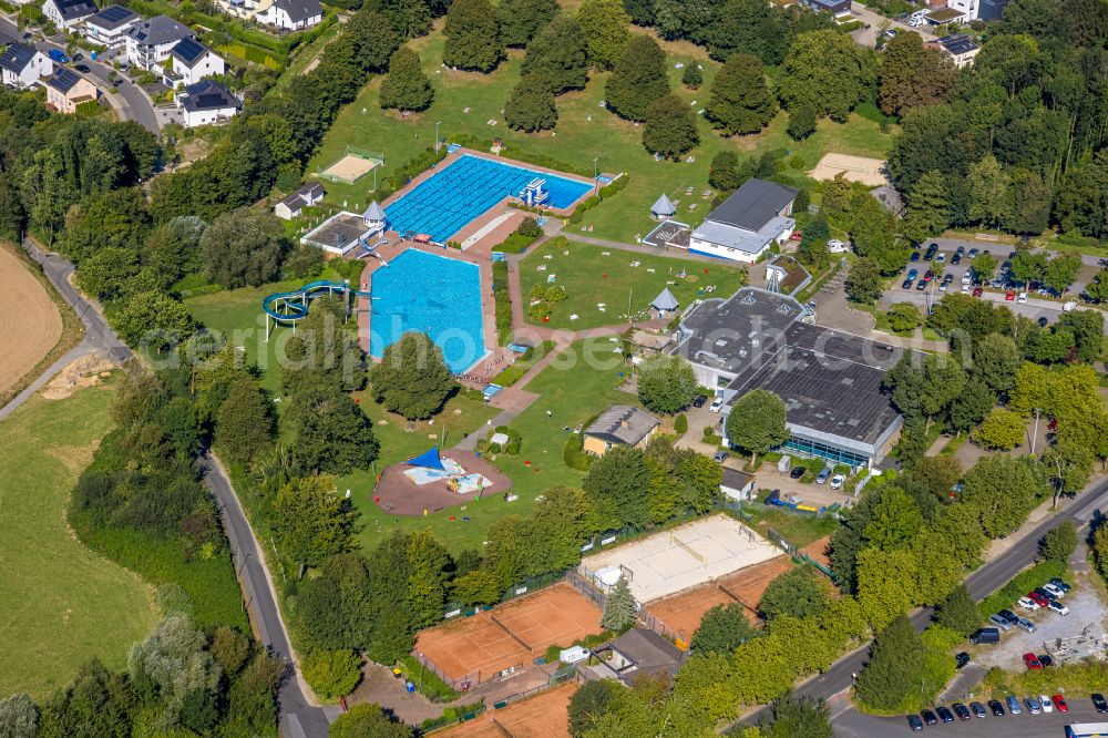 Aerial photograph Heiligenhaus - Swimming pool of the HeljensBad Selbecker in Heiligenhaus in the state North Rhine-Westphalia