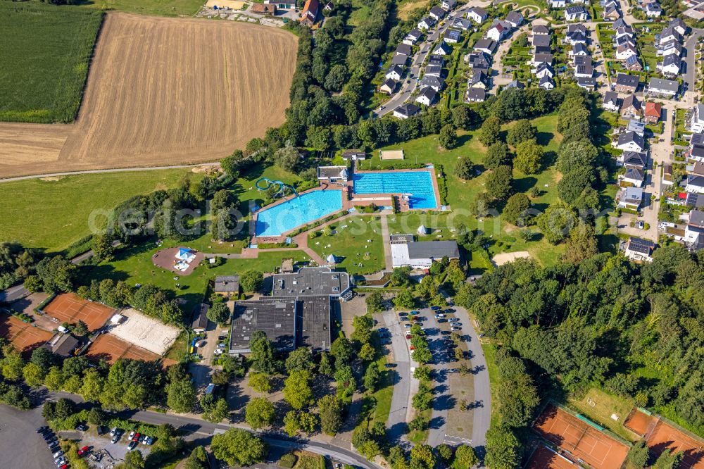 Heiligenhaus from above - Swimming pool of the HeljensBad Selbecker in Heiligenhaus in the state North Rhine-Westphalia