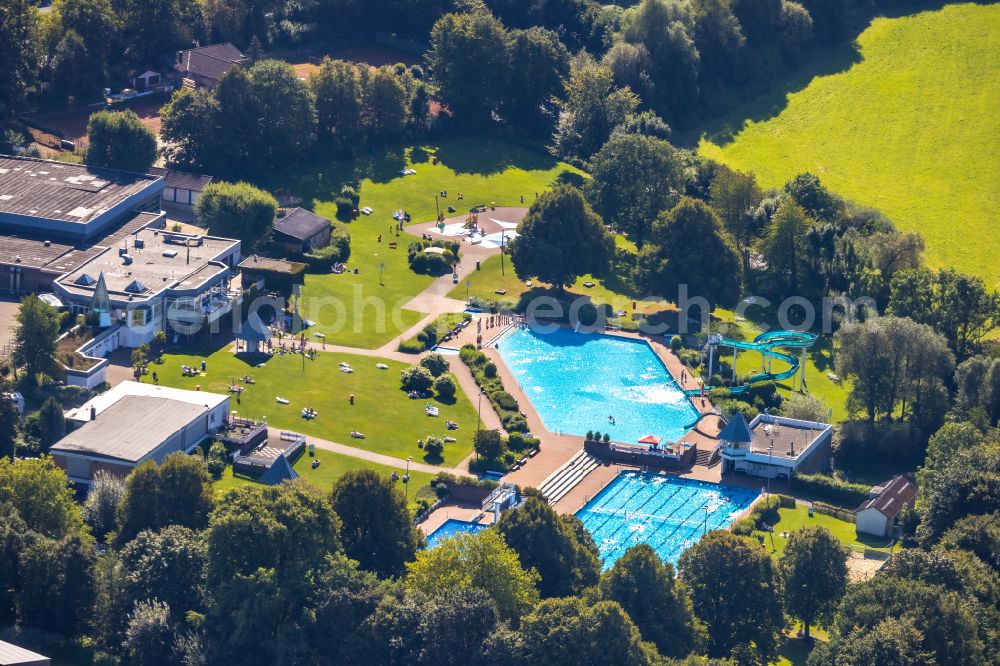 Aerial photograph Heiligenhaus - Swimming pool of the HeljensBad Selbecker in Heiligenhaus in the state North Rhine-Westphalia