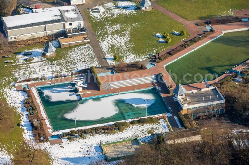 Heiligenhaus from above - Swimming pool of the HeljensBad Selbecker in Heiligenhaus in the state North Rhine-Westphalia