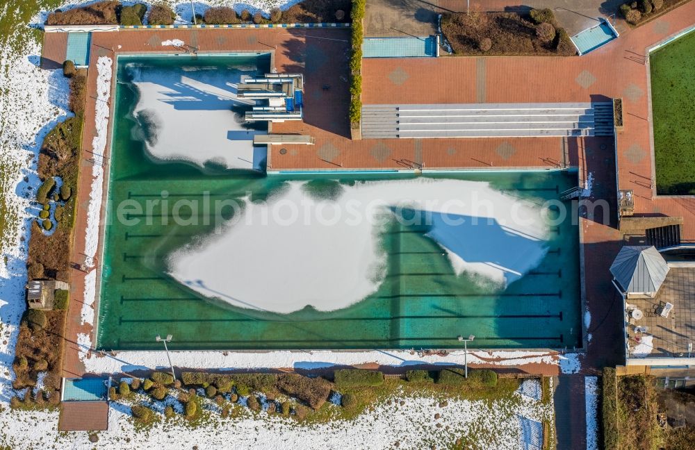 Aerial photograph Heiligenhaus - Swimming pool of the HeljensBad Selbecker in Heiligenhaus in the state North Rhine-Westphalia