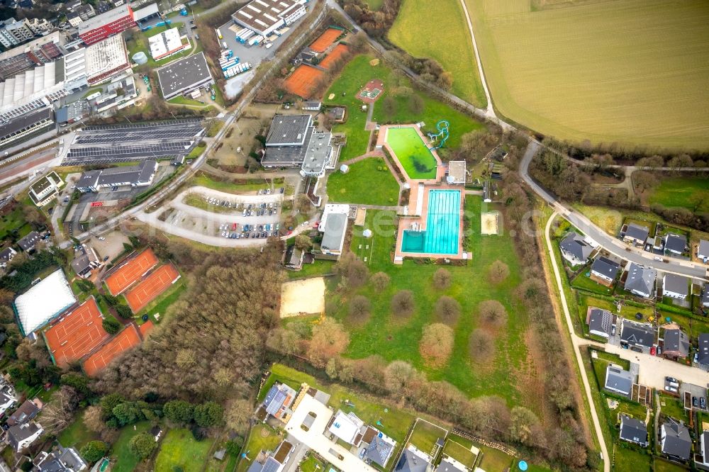 Aerial photograph Heiligenhaus - Swimming pool of the HeljensBad Selbecker in Heiligenhaus in the state North Rhine-Westphalia