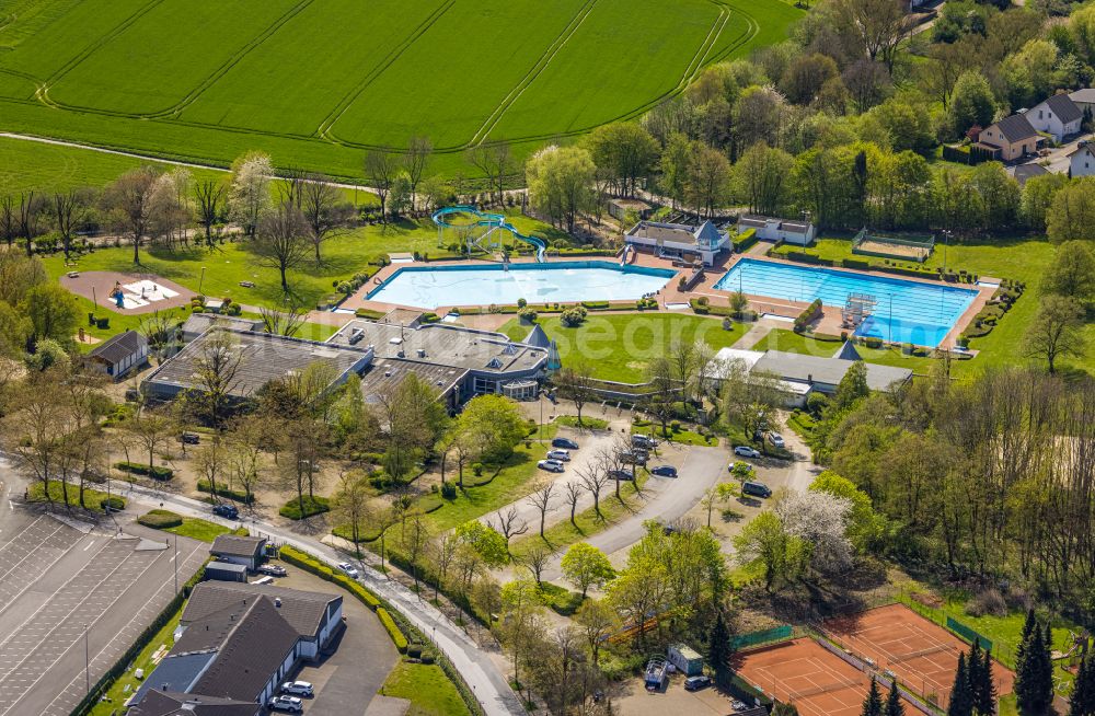 Aerial image Heiligenhaus - Swimming pool of the HeljensBad Selbecker in Heiligenhaus in the state North Rhine-Westphalia