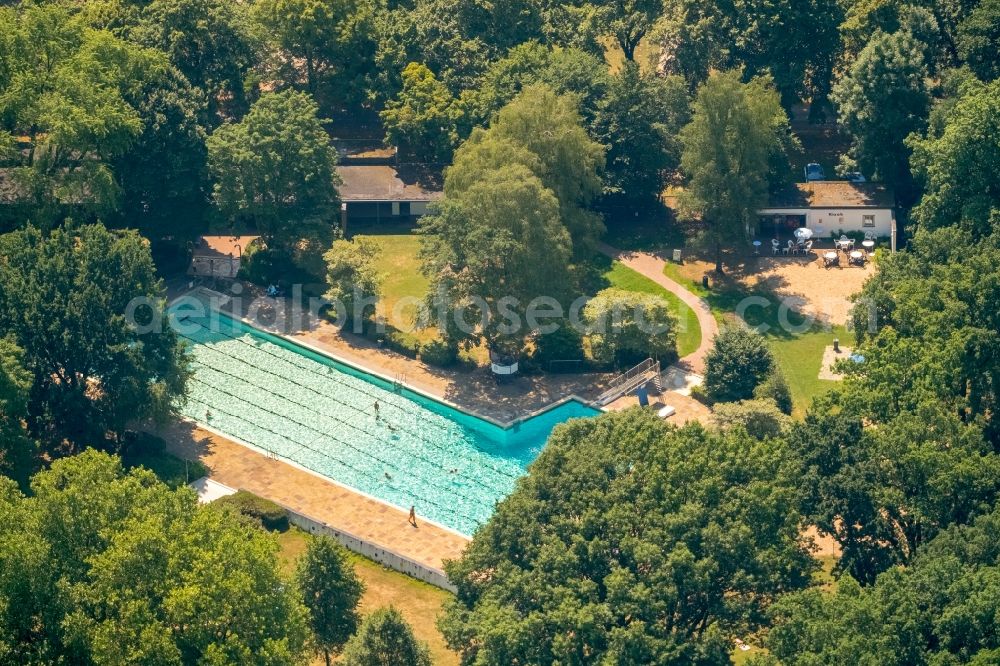 Voerde (Niederrhein) from the bird's eye view: Swimming pool of the Hermann-Breymann-Bad on Allee in Voerde (Niederrhein) in the state North Rhine-Westphalia, Germany