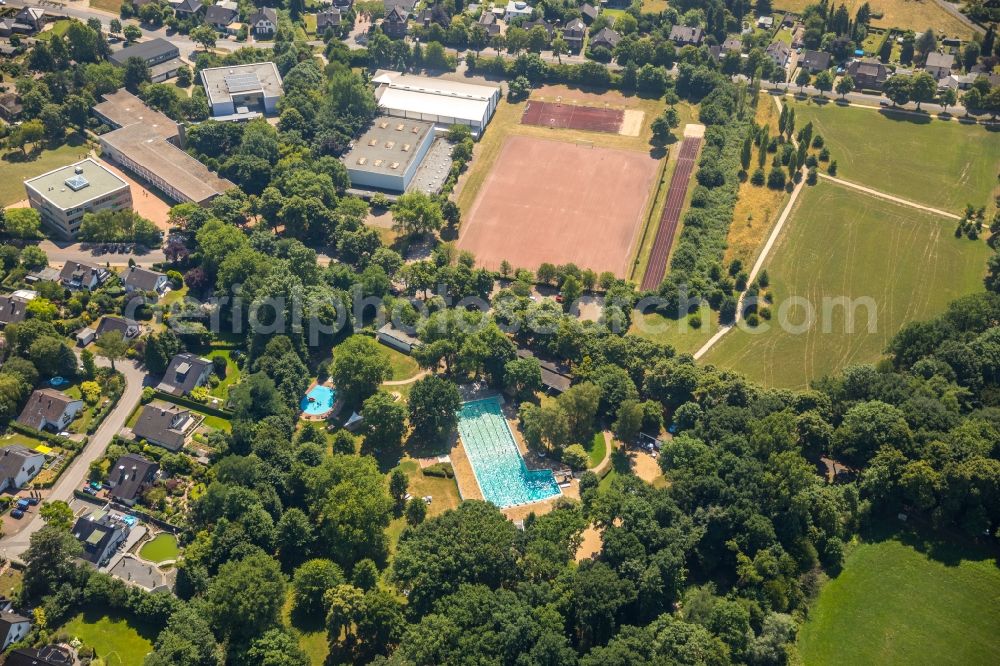 Aerial image Voerde (Niederrhein) - Swimming pool of the Hermann-Breymann-Bad on Allee in Voerde (Niederrhein) in the state North Rhine-Westphalia, Germany