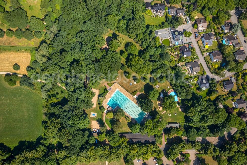 Voerde (Niederrhein) from above - Swimming pool of the Hermann-Breymann-Bad on Allee in Voerde (Niederrhein) in the state North Rhine-Westphalia, Germany