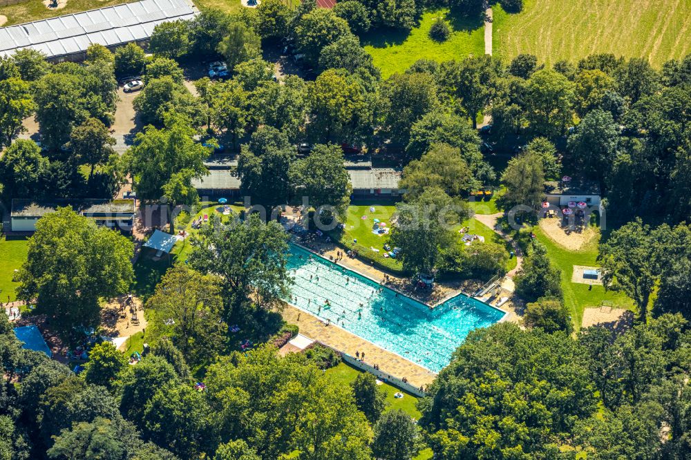 Aerial image Voerde (Niederrhein) - Swimming pool of the Hermann-Breymann-Bad on Allee in Voerde (Niederrhein) in the state North Rhine-Westphalia, Germany