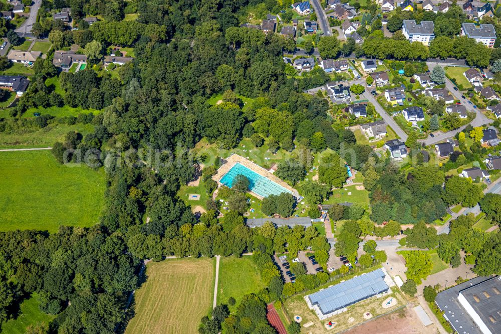 Voerde (Niederrhein) from above - Swimming pool of the Hermann-Breymann-Bad on Allee in Voerde (Niederrhein) in the state North Rhine-Westphalia, Germany