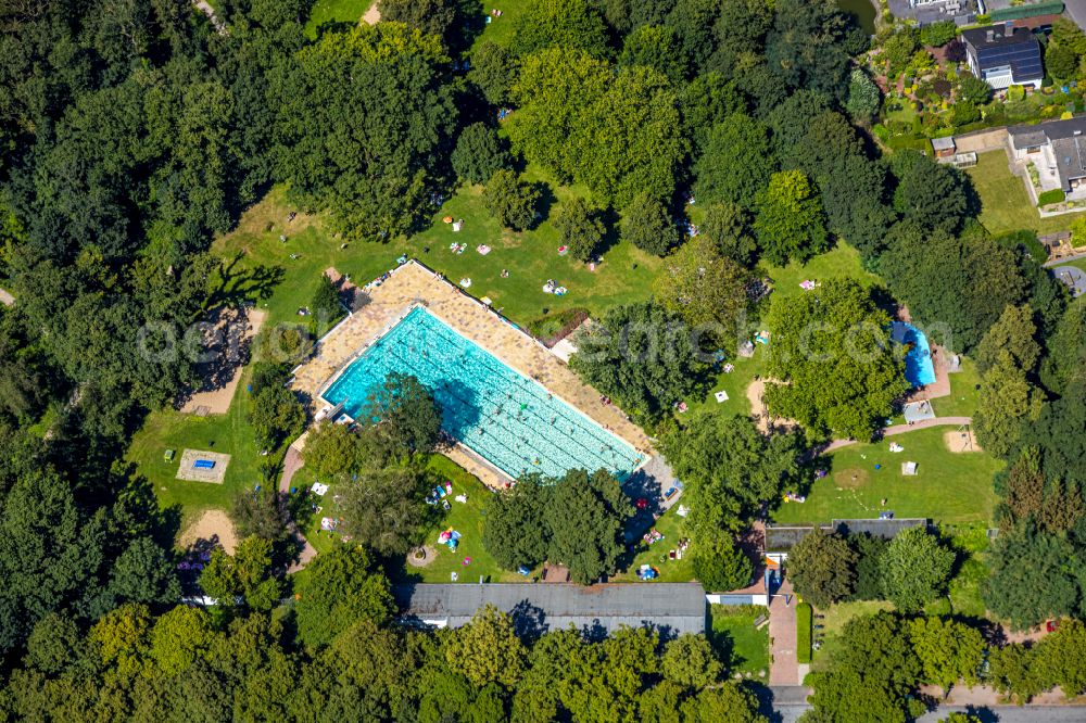 Voerde (Niederrhein) from the bird's eye view: Swimming pool of the Hermann-Breymann-Bad on Allee in Voerde (Niederrhein) in the state North Rhine-Westphalia, Germany