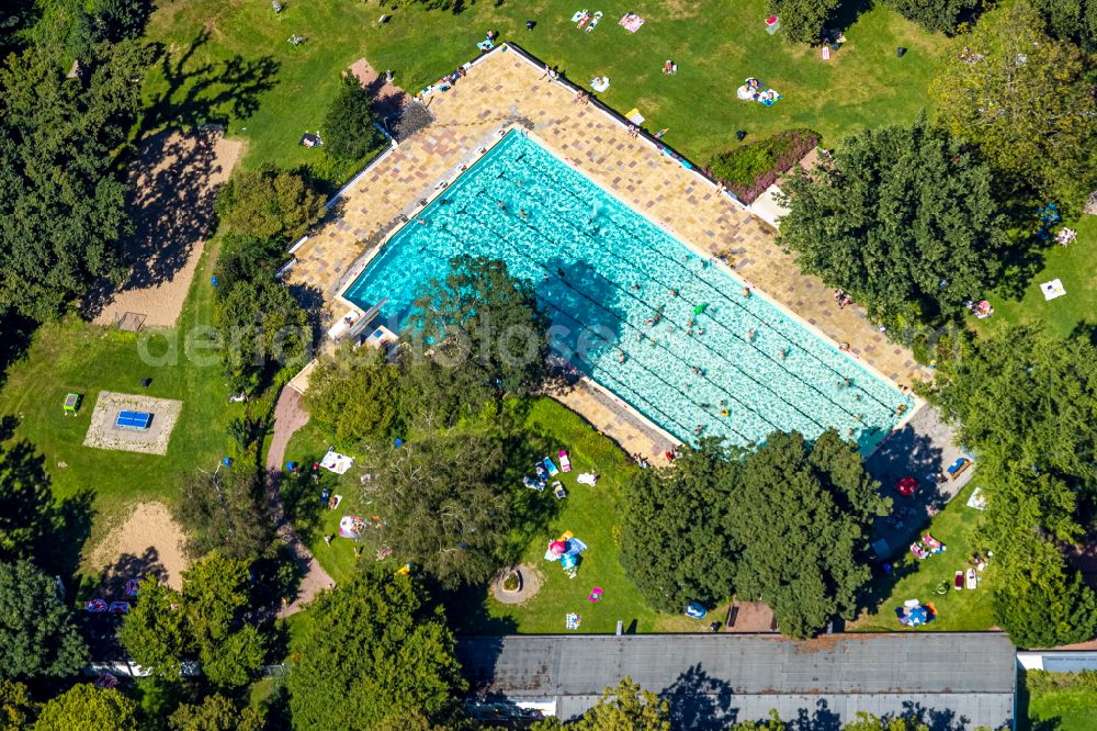 Aerial image Voerde (Niederrhein) - Swimming pool of the Hermann-Breymann-Bad on Allee in Voerde (Niederrhein) in the state North Rhine-Westphalia, Germany