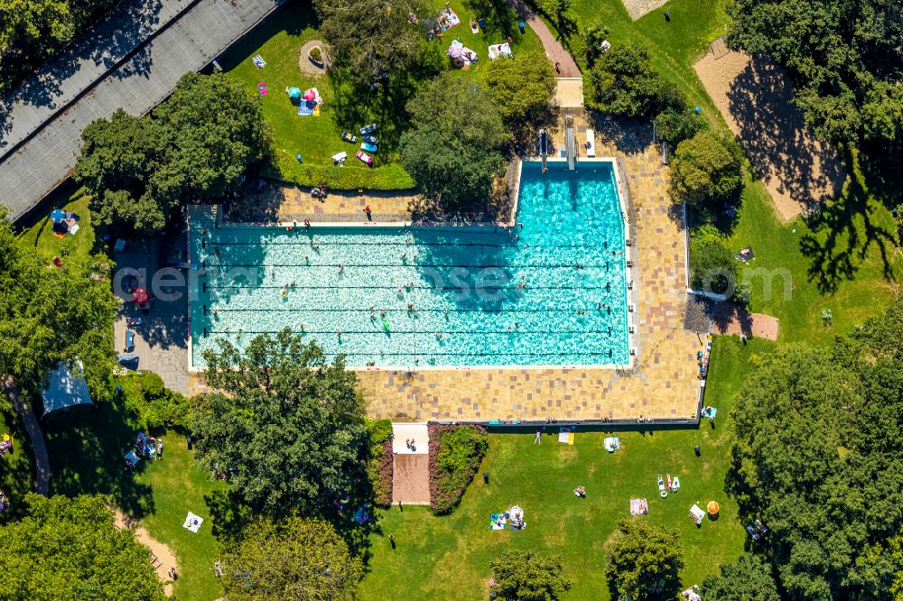 Aerial image Voerde (Niederrhein) - Swimming pool of the Hermann-Breymann-Bad on Allee in Voerde (Niederrhein) in the state North Rhine-Westphalia, Germany