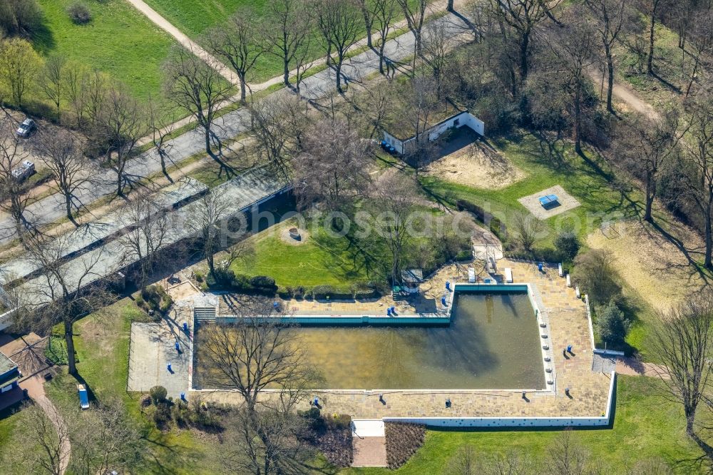 Voerde (Niederrhein) from the bird's eye view: Swimming pool of the Hermann-Breymann-Bad on Allee in Voerde (Niederrhein) at Ruhrgebiet in the state North Rhine-Westphalia, Germany