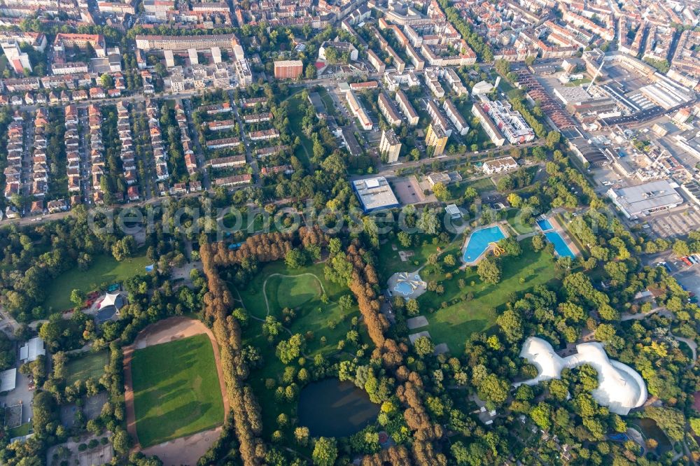 Aerial photograph Mannheim - Swimming pool of the Herzogenriedbad in Herzogenriedpark in Mannheim in the state Baden-Wurttemberg, Germany